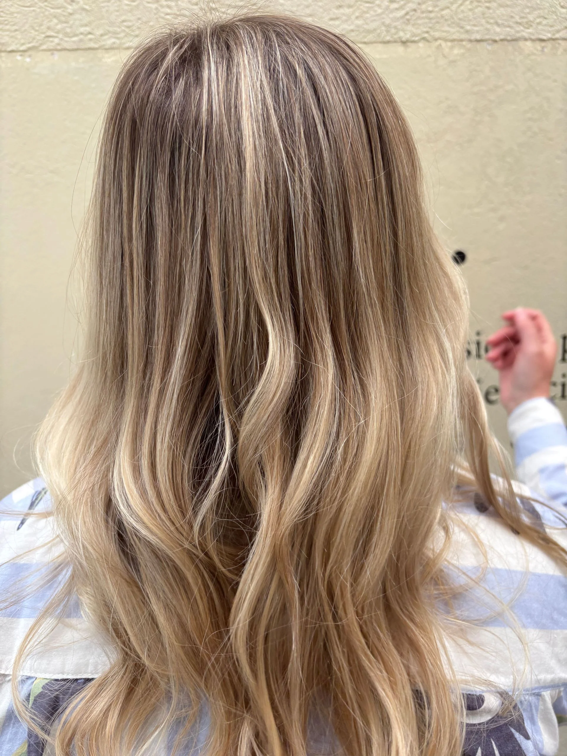 Color rubio con mechas en Paola Estilista